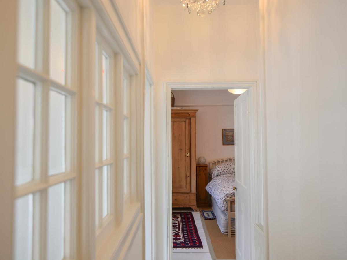Naunton Cottage ライム・レジス エクステリア 写真
